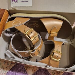 Sun san salt water sandals/Sandals by hoy ,girls 8